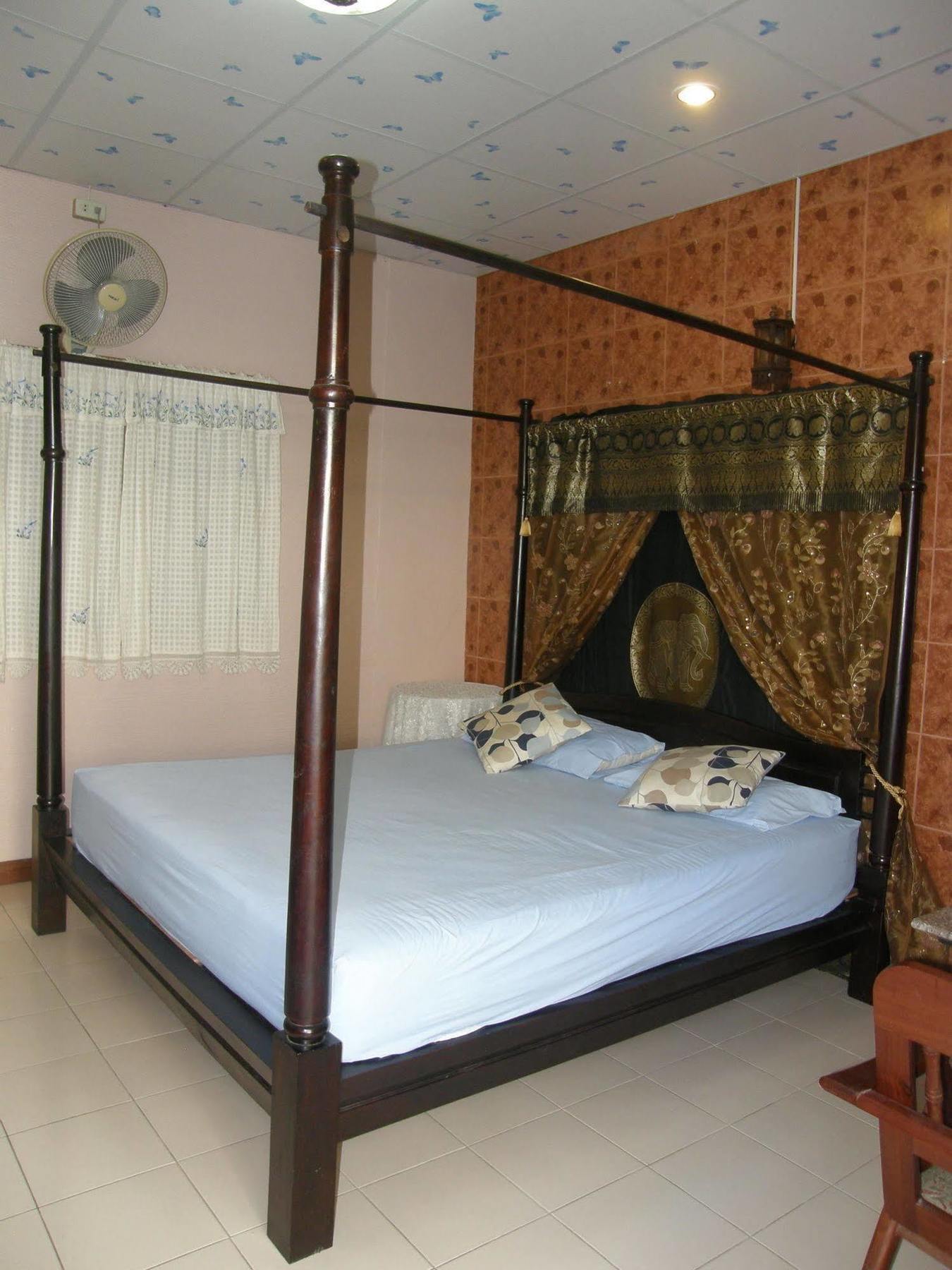 Anchana House Jomtien Beach Esterno foto